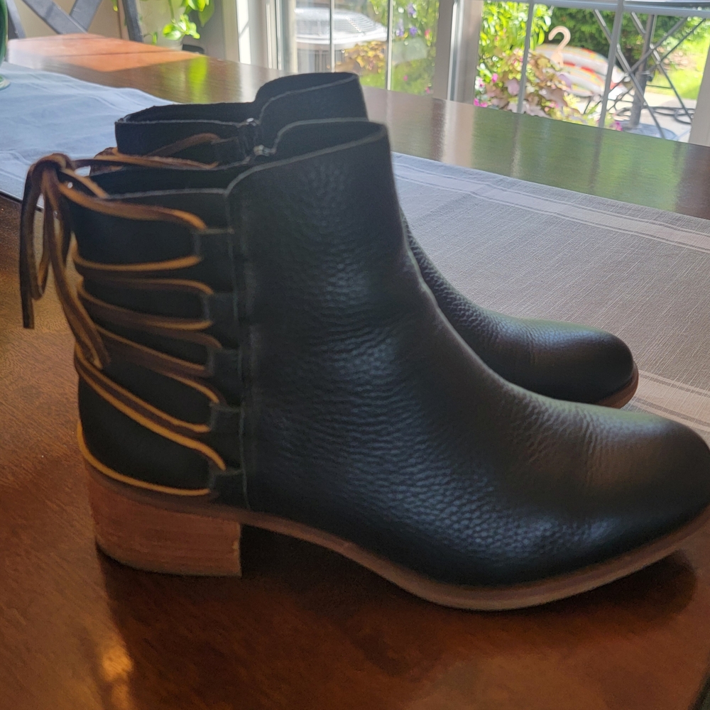 Korks Belaya Black Leather Ankle Boots with Lace Tie-Ups